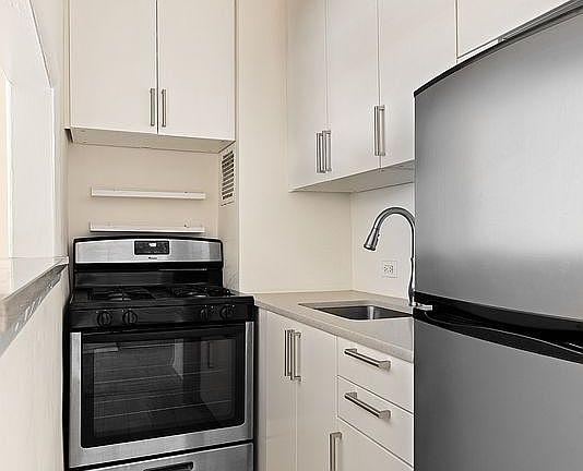3rd image of 105 W 13th St APT 14B