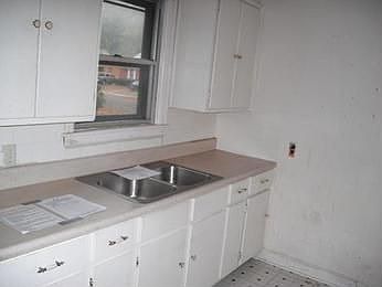 3rd image of 3122 Lamphier Ave