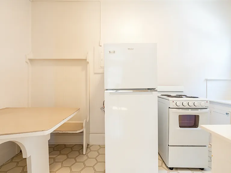 Campus Apartments 6 Weeks Free | Spacious Studio In Heart of the U District — Photo 12