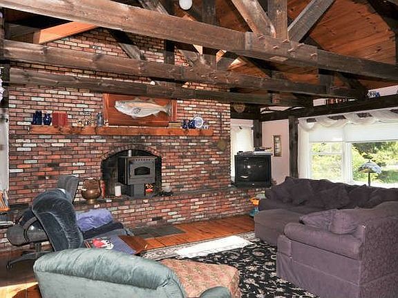 4th image of 261 Burgess Ave