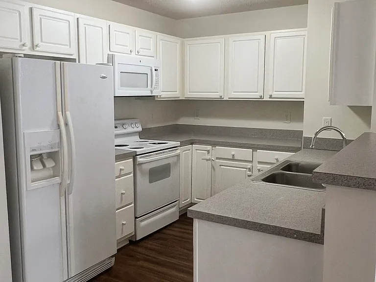 914 Scholastic Ct — Photo 3