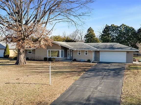 3rd image of 2209 Edgebrook Dr