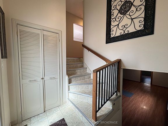 12th image of 6141 Wildrose Cres