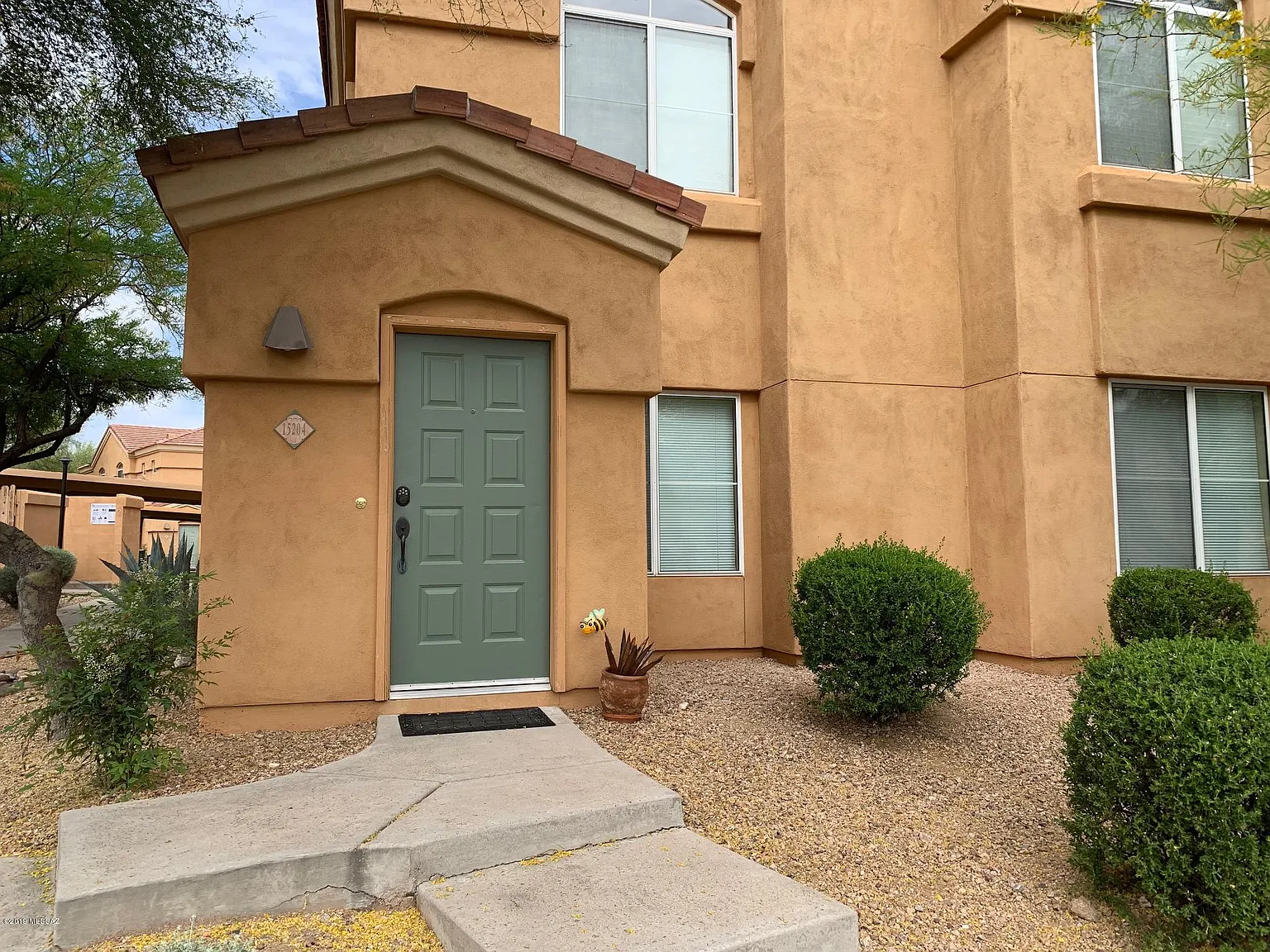 3 bed, 2.0 bath, 1271 sqft, $2,000 — Photo 2