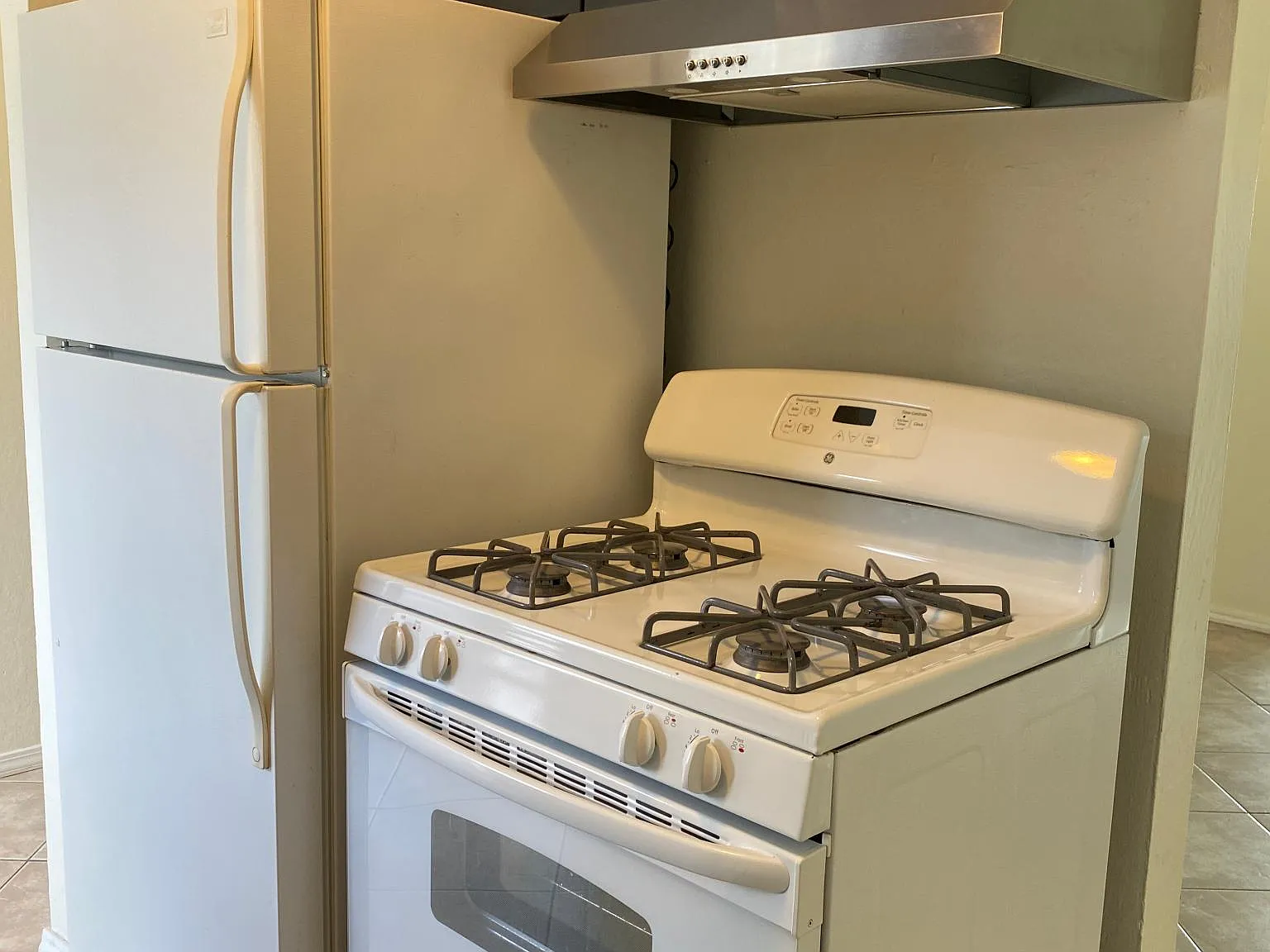 2 bed, 750 sqft, $2,400 — Photo 3