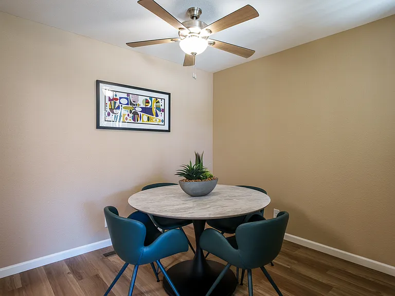 Woodland Hills Apartments — Photo 9