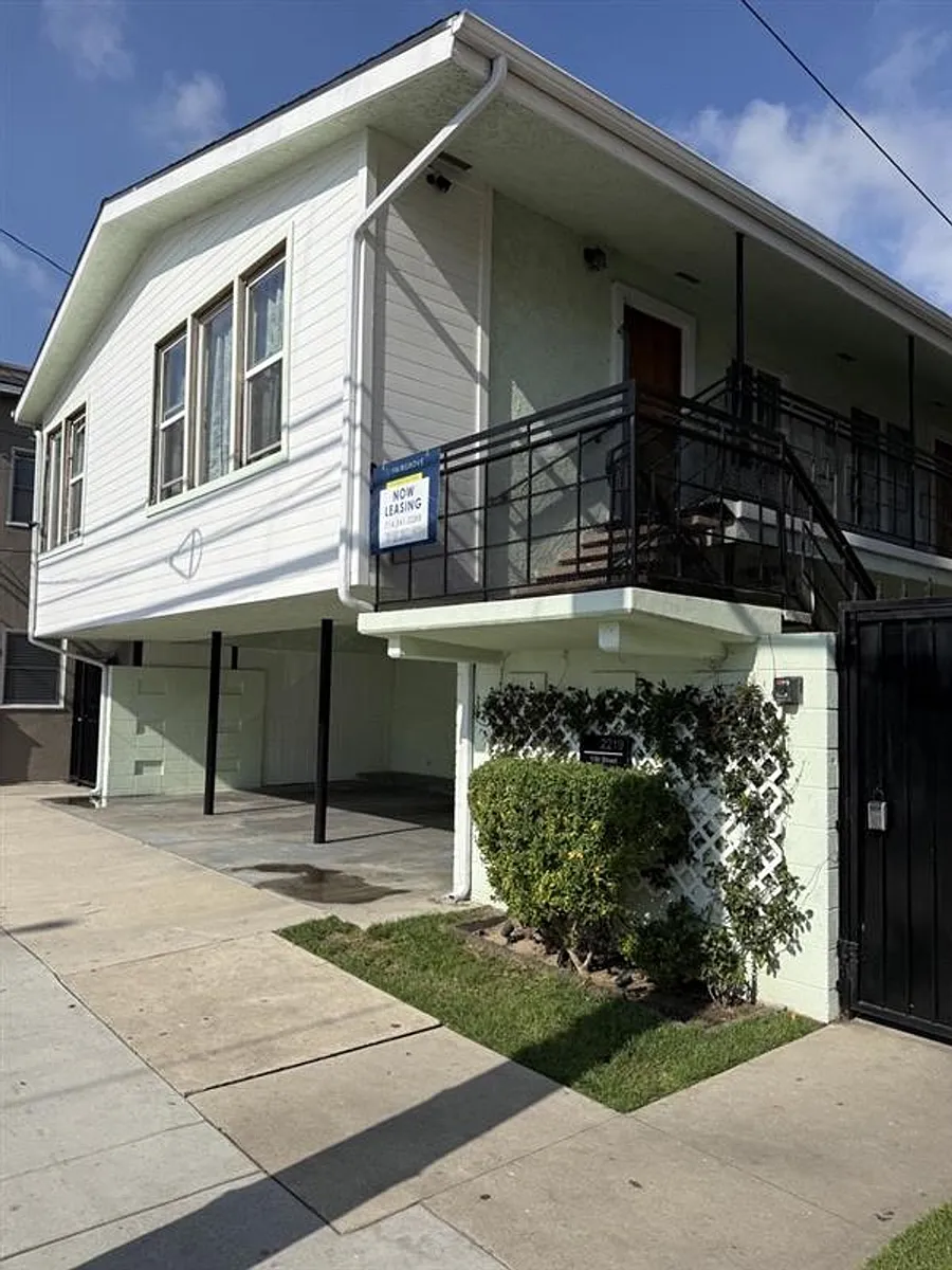 Building Photo - 2219 E 10th st. in Long Beach!