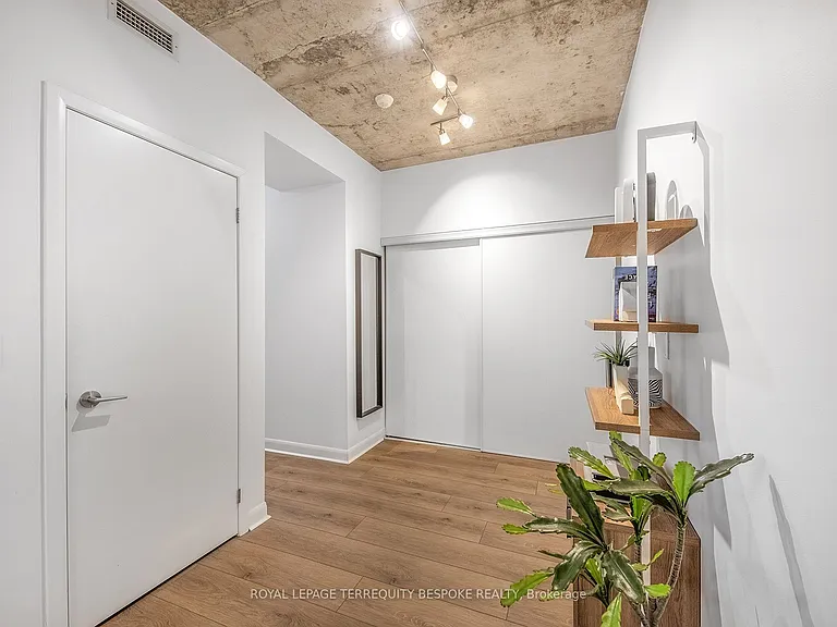478 King St W #202 — Photo 3