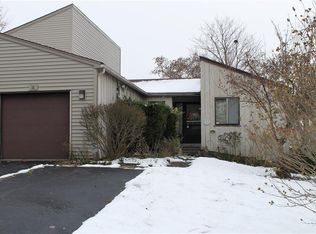 18 Jacaranda Ct, Penfield, NY 14526