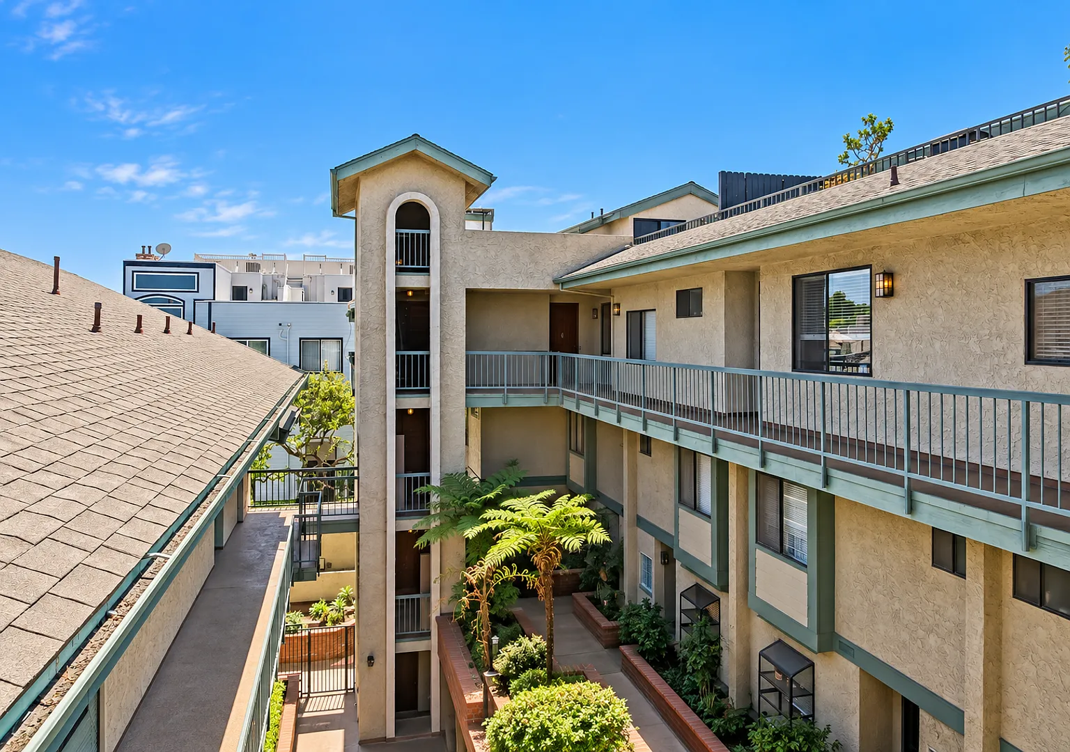 2-Story Penthouse 3br2.5ba W/ Loft! Bright & Spacious, Corner Unit Condo W/ Huge Private Rooftop ... — Photo 1