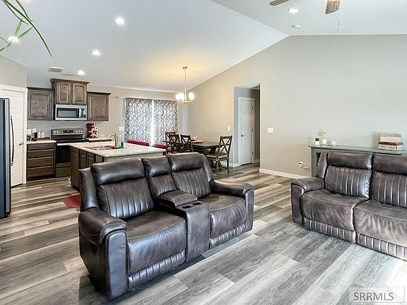 2nd image of 1119 Sweetwater Ln