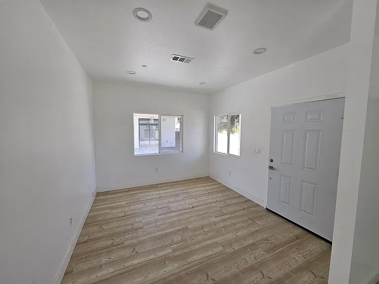 10206 Larson Ave — Photo 6