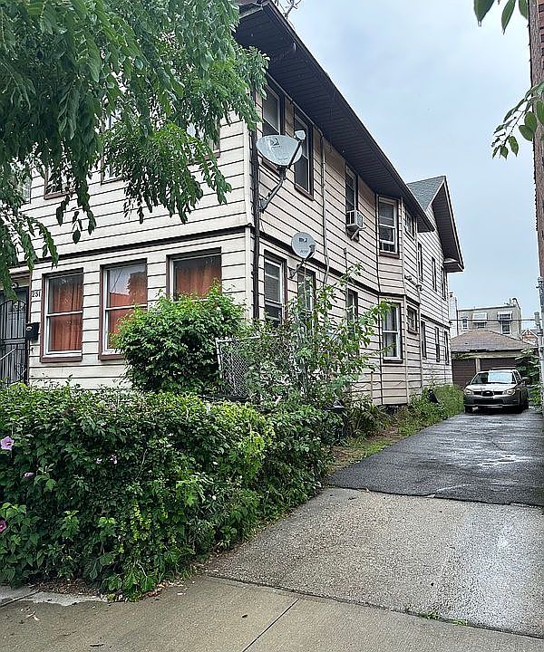 2nd image of 251 E 55th St