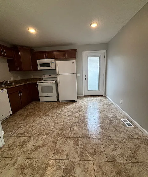 911 N Riverside Dr #6 — Photo 4