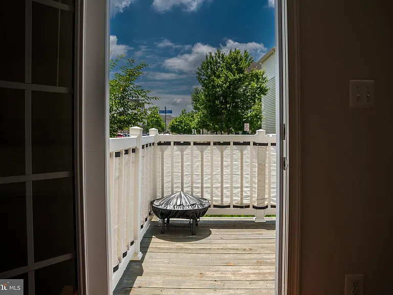 42243 Canary Grass Sq — Photo 18