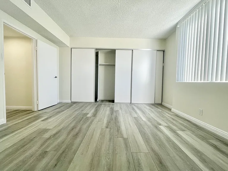 Occidental Towers Apartments — Photo 53