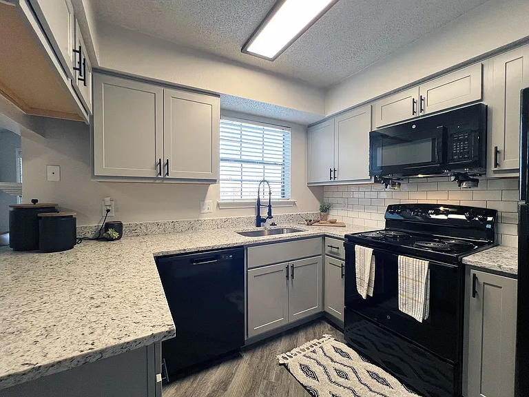 Ashwood Park Apartments — Photo 2