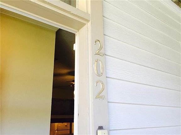 4th image of 715 W 22nd 1/2 St APT 202