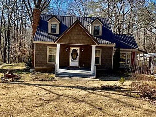 150 Oakwood Dr, Selmer, TN 38375