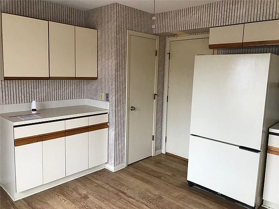 3rd image of 5624 Linden Cir