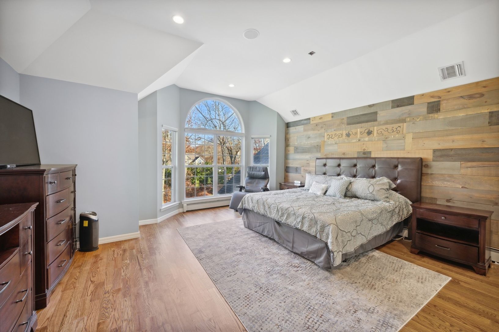 Primary Bedroom With En-Suite Bathroom