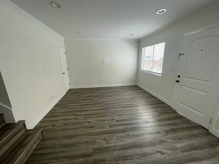 1037 Linden Ave #8 — Photo 4