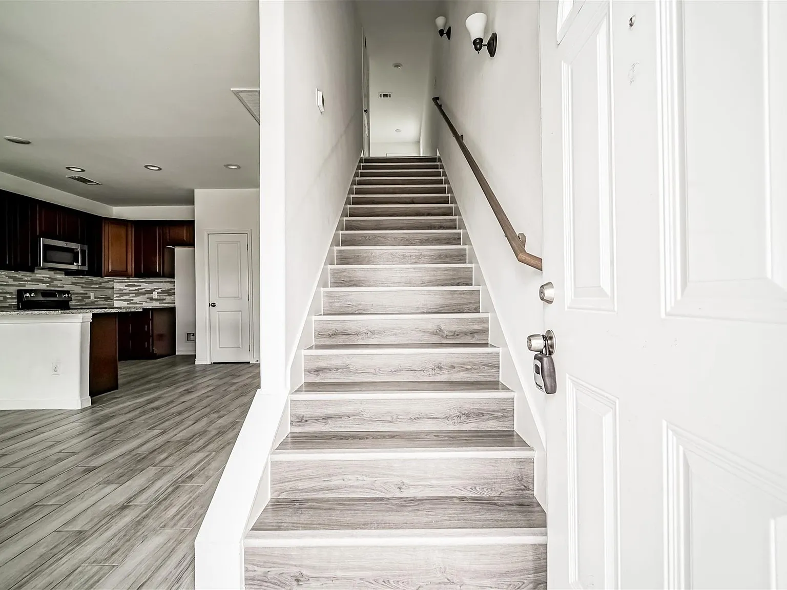 3 bed, 2.5 bath, 1400 sqft, $1,550 — Photo 3