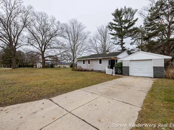 760 River St, Spring Lake, MI 49456