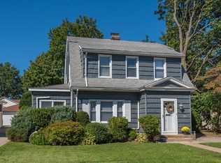 192 Pomander Rd, Mineola, NY 11501