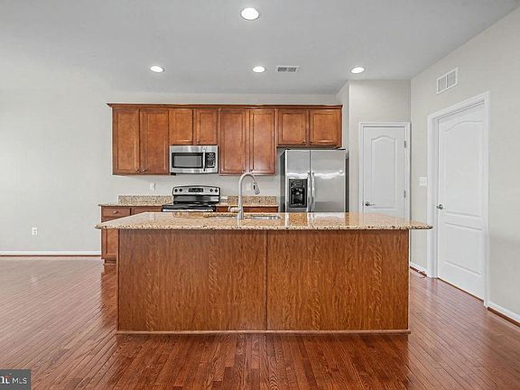 5th image of 137 Silver Maple Rd