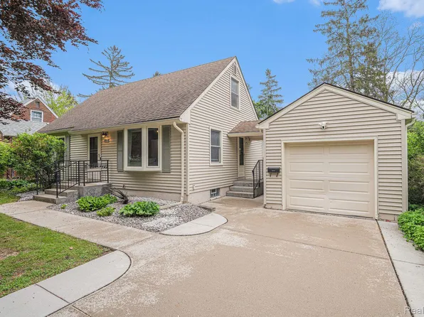 1132 Sabron Dr, East Lansing, MI 48823