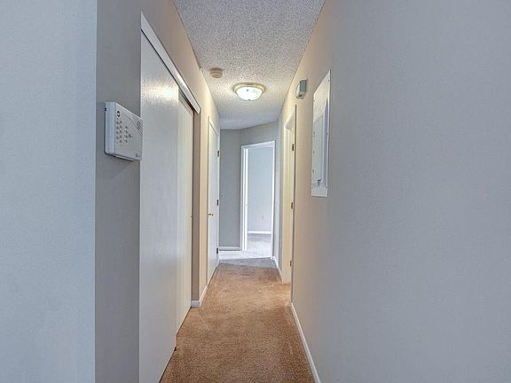 4th image of 945 Bloomfield Ct