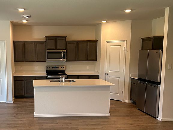 2nd image of 401 Seratoga St