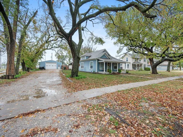 713 Chestnut St, Halstead, KS 67056