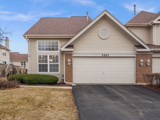 3201 Renard Ln, St Charles, IL 60175