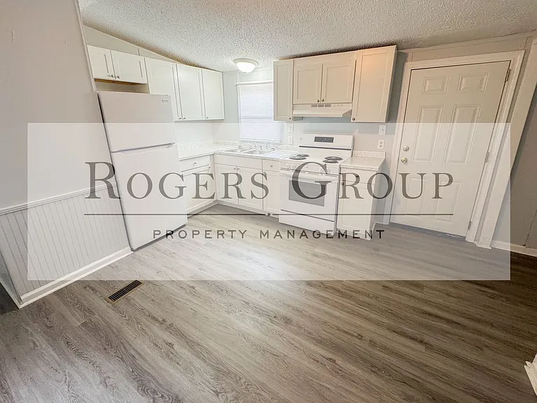 6090 Cindy Ln — Photo 2