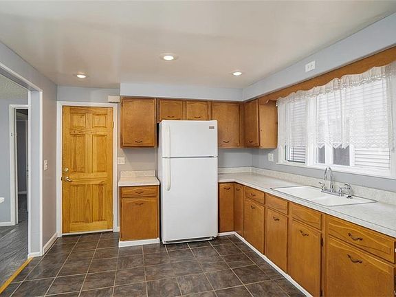 3rd image of 1130 Hertel Ave