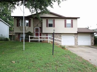 414 Saint John Dr, Godfrey, IL 62035