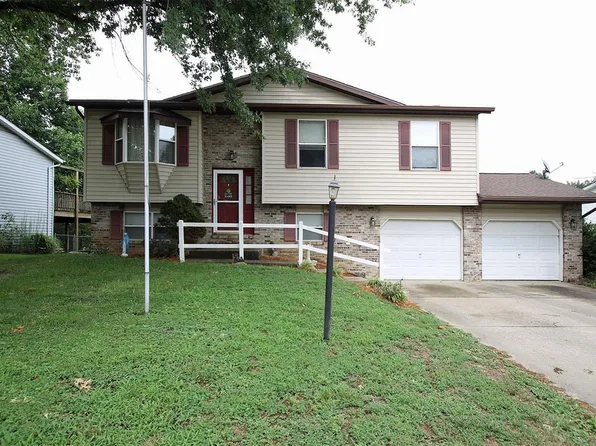 414 Saint John Dr, Godfrey, IL 62035