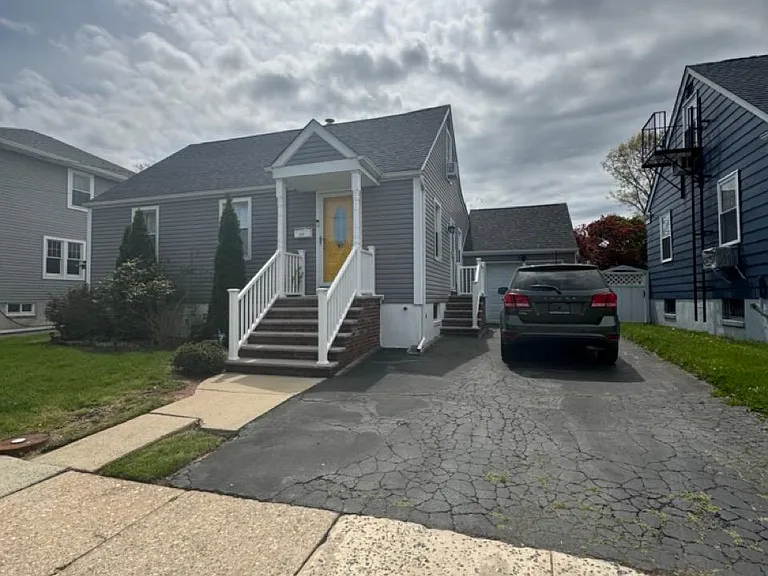 211 Bradford Ave — Photo 6