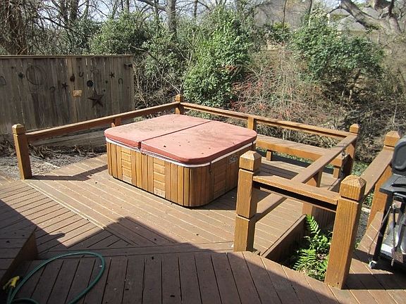 2nd image of 110 Oakcreek Dr
