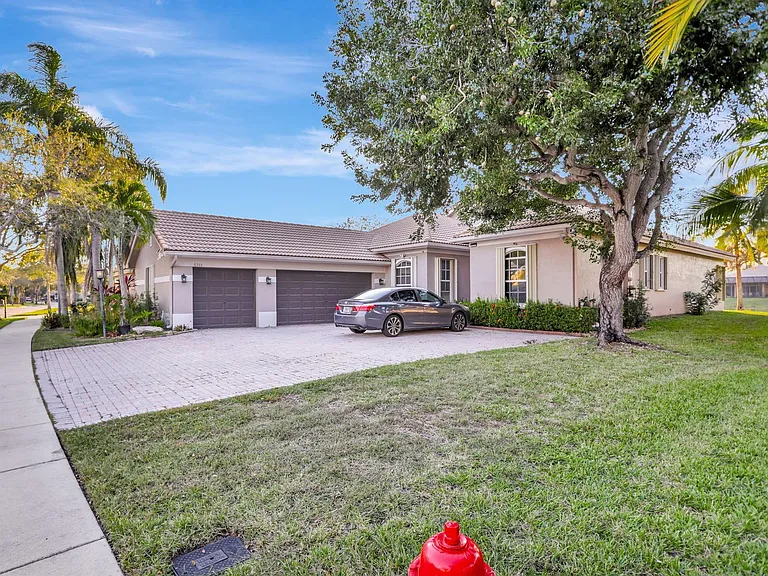 6355 NW 107th Ter — Photo 3