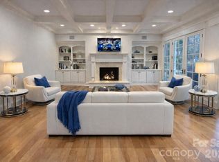 946 Laurel Creek Ln, Charlotte, NC 28211