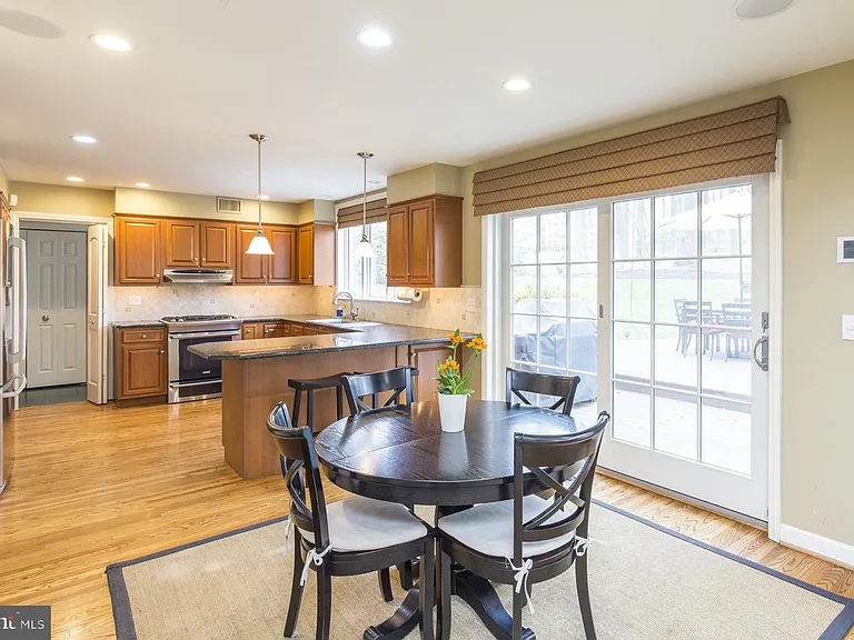 101 Woods Ln — Photo 16