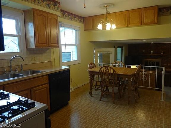 Eat-in kitchen