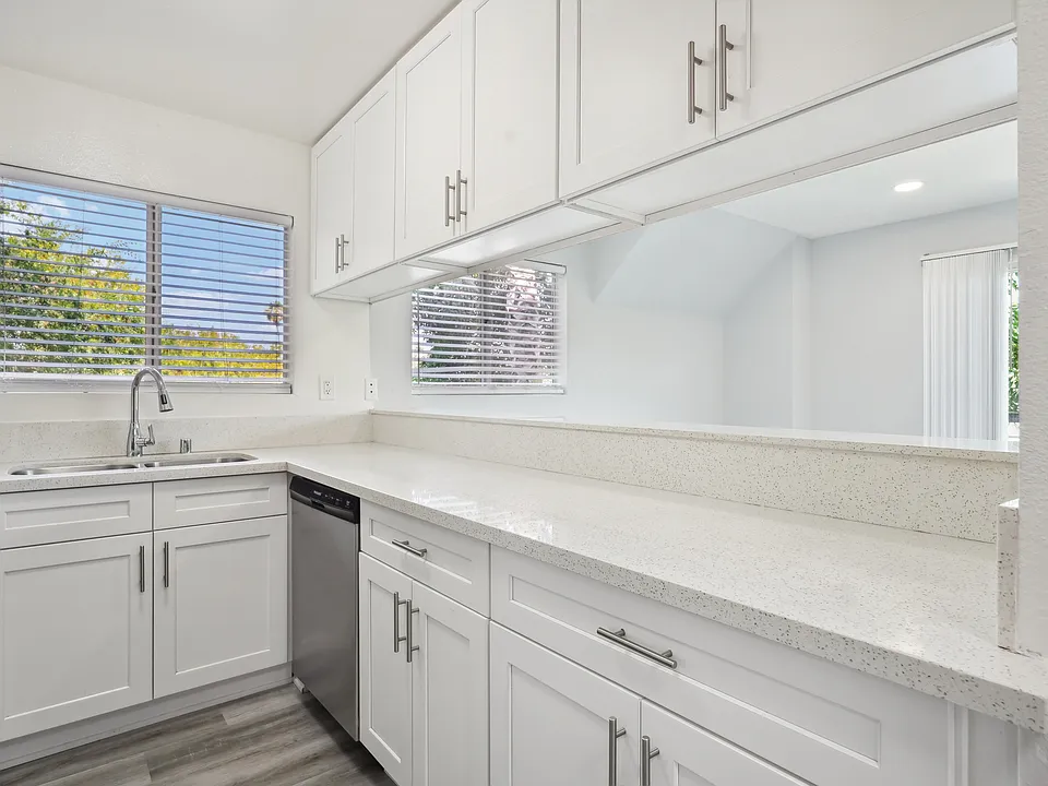 5662 La Mirada Ave.