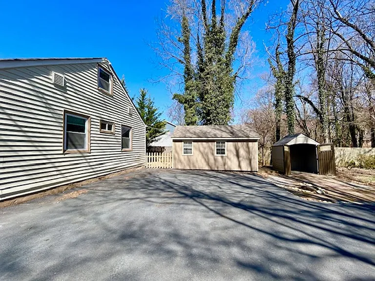 2127 Pimmit Dr — Photo 3