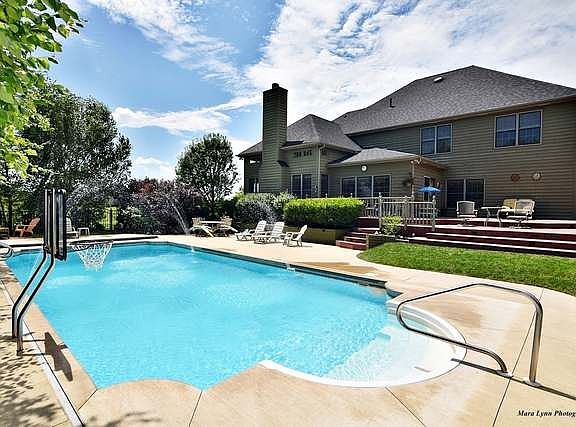 2nd image of 525 N Sycamore Ln