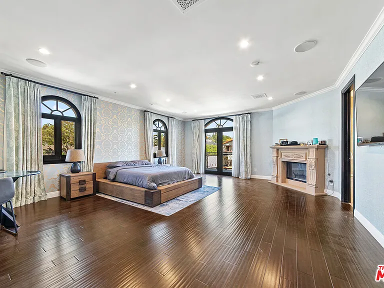 458 N Flores St — Photo 12