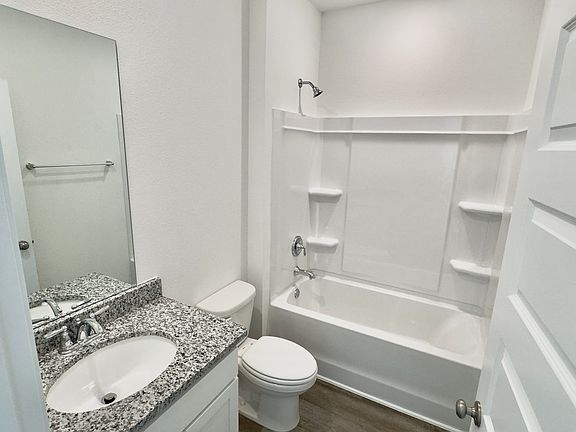 4th image of 32415 Revere Dr